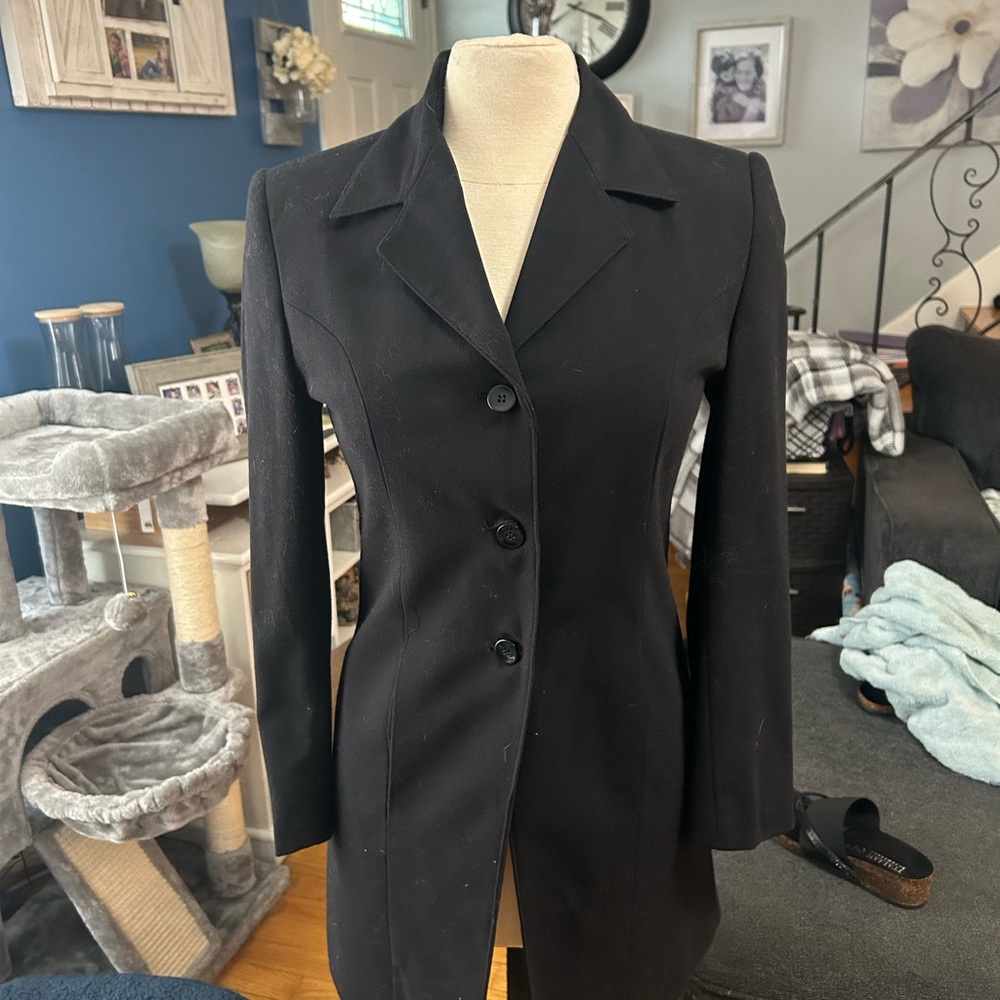 Classic Black Suit Jacket with Fitted Silhouette